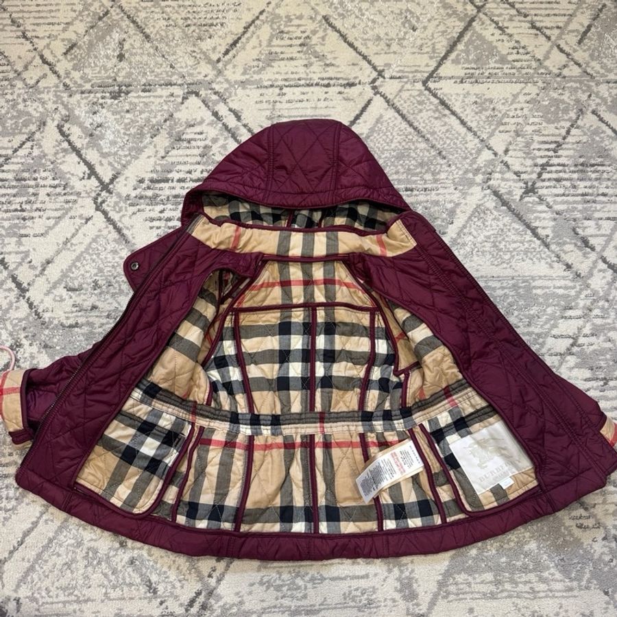 Burberry 童裝 經典絎縫連帽羽絨外套(典雅葡萄紫)-16