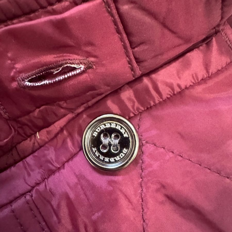 Burberry 童裝 經典絎縫連帽羽絨外套(典雅葡萄紫)-18