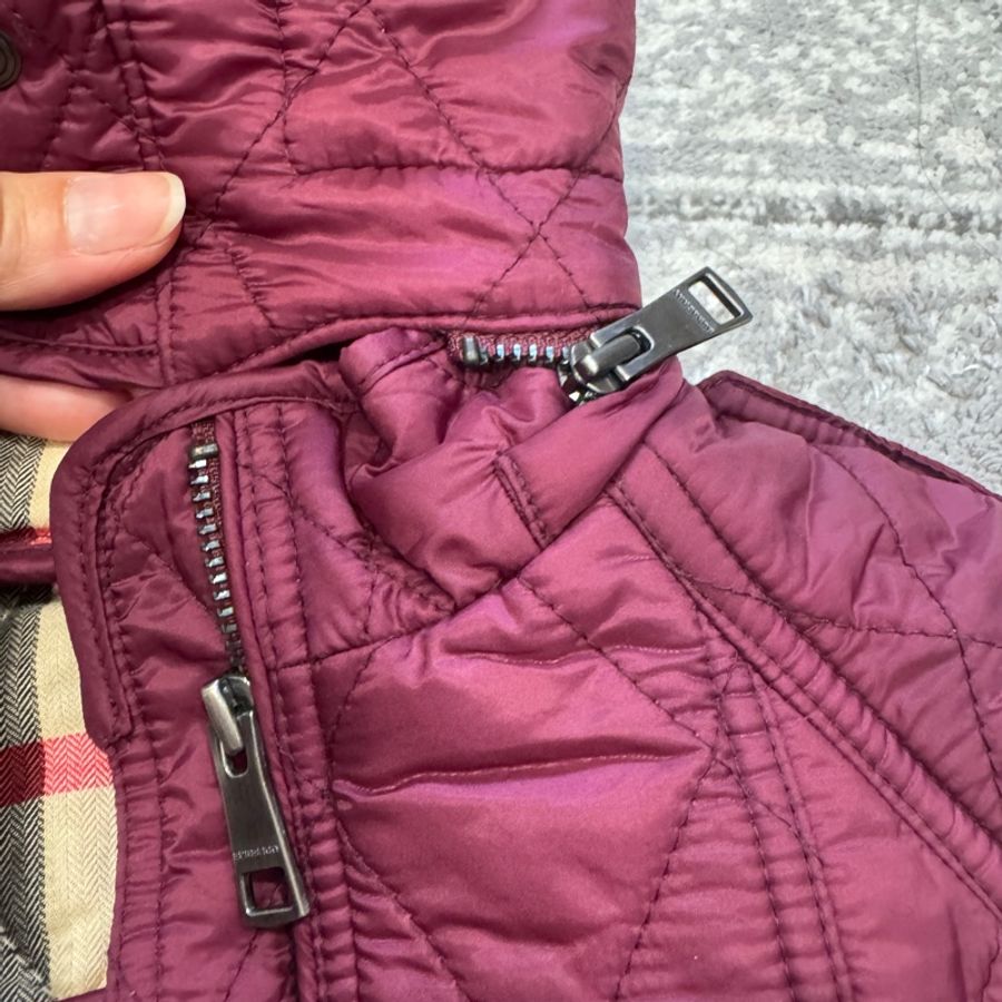 Burberry 童裝 經典絎縫連帽羽絨外套(典雅葡萄紫)-20
