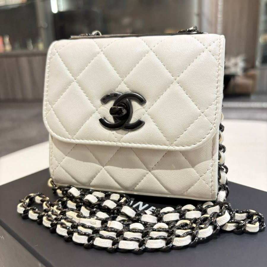 *SHIHNA名牌精品*CHANEL Trendy CC Mini 白羊皮黑釦斜背包 (芯片款)-0