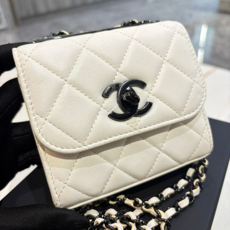 *SHIHNA名牌精品*CHANEL Trendy CC Mini 白羊皮黑釦斜背包 (芯片款)-1