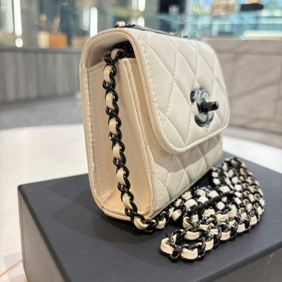 *SHIHNA名牌精品*CHANEL Trendy CC Mini 白羊皮黑釦斜背包 (芯片款)-2