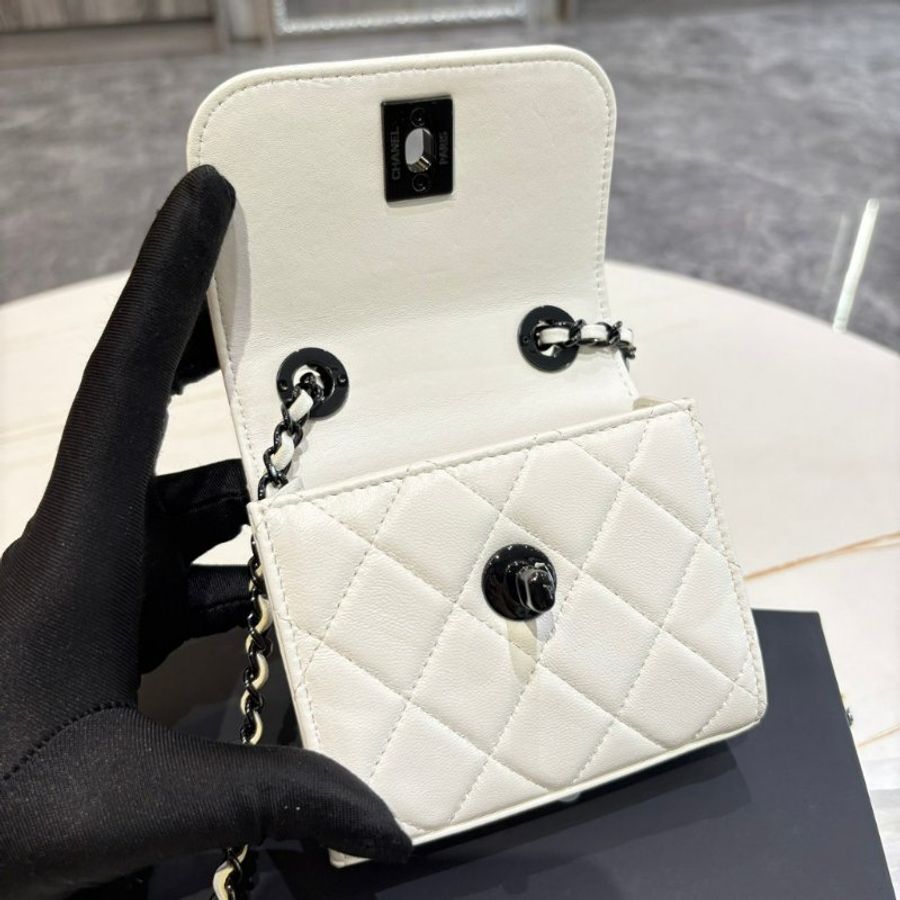 *SHIHNA名牌精品*CHANEL Trendy CC Mini 白羊皮黑釦斜背包 (芯片款)-4