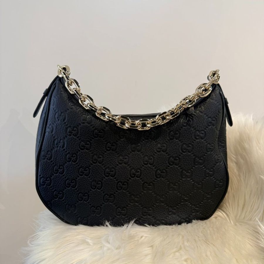 GUCCI GG Emblem 黑壓紋彎月包 中號-0
