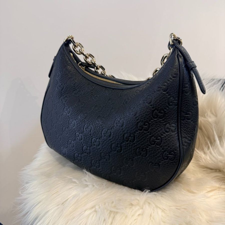 GUCCI GG Emblem 黑壓紋彎月包 中號-1