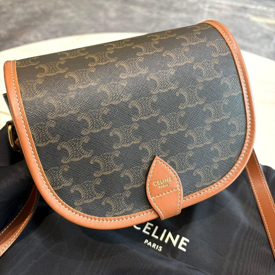 *SHIHNA名牌精品*CELINE Folco Triomphe帆布小牛皮飾邊釦式馬鞍包(焦糖色)-0