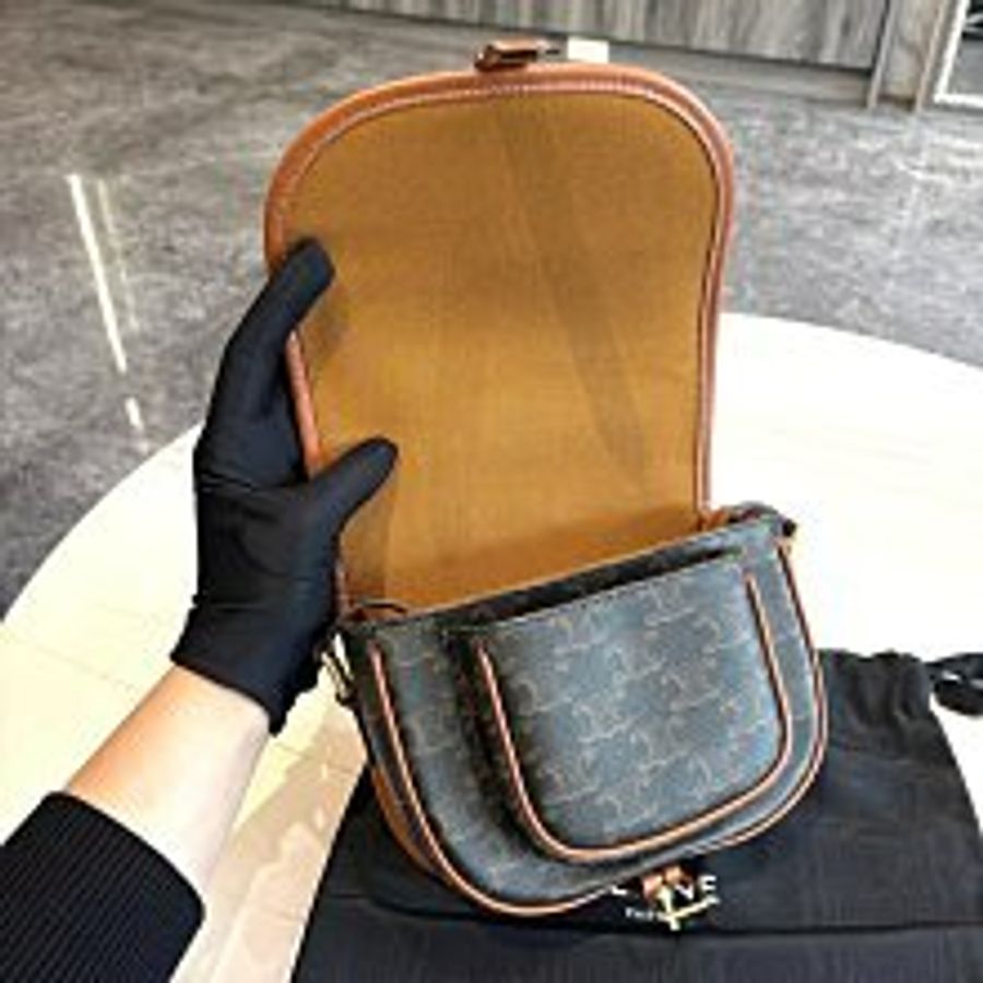 *SHIHNA名牌精品*CELINE Folco Triomphe帆布小牛皮飾邊釦式馬鞍包(焦糖色)-4