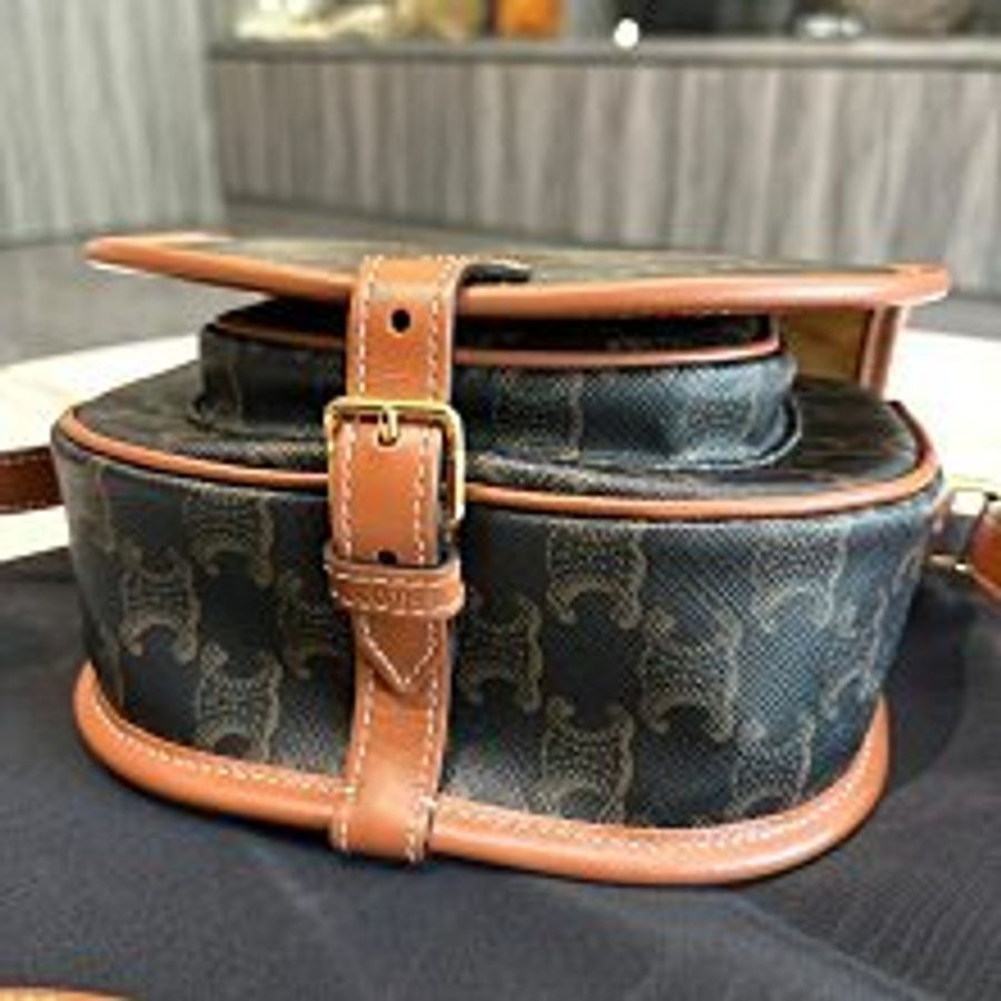 *SHIHNA名牌精品*CELINE Folco Triomphe帆布小牛皮飾邊釦式馬鞍包(焦糖色)-7
