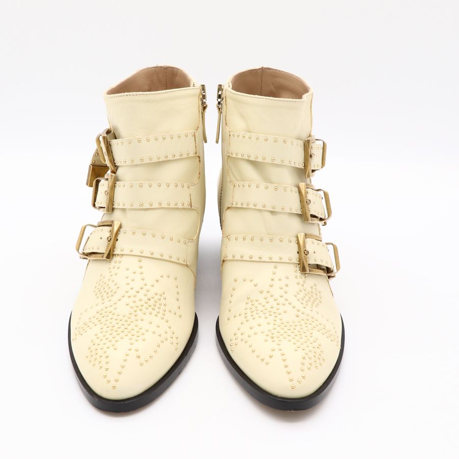 Chloé 蔻依 經典 Susanna 三皮帶金釦金色鉚釘 小牛皮 白色粗跟短靴-1