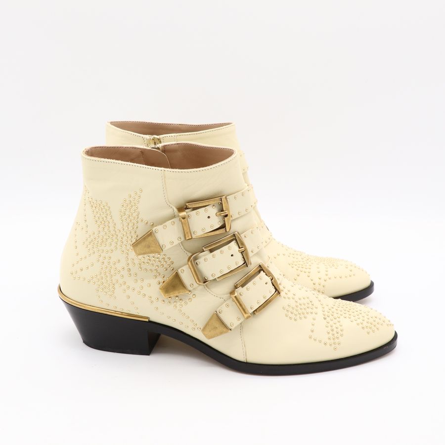 Chloé 蔻依 經典 Susanna 三皮帶金釦金色鉚釘 小牛皮 白色粗跟短靴-3