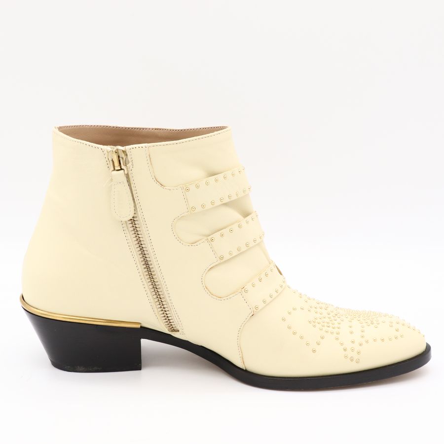 Chloé 蔻依 經典 Susanna 三皮帶金釦金色鉚釘 小牛皮 白色粗跟短靴-4
