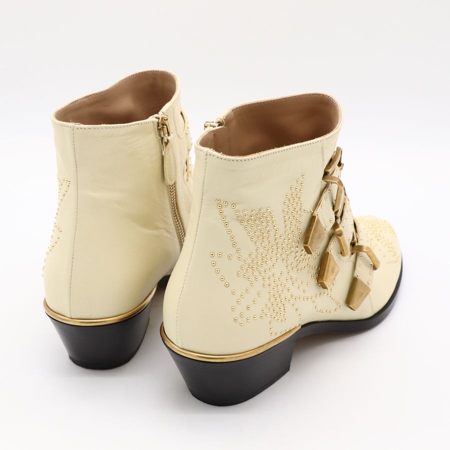 Chloé 蔻依 經典 Susanna 三皮帶金釦金色鉚釘 小牛皮 白色粗跟短靴-5