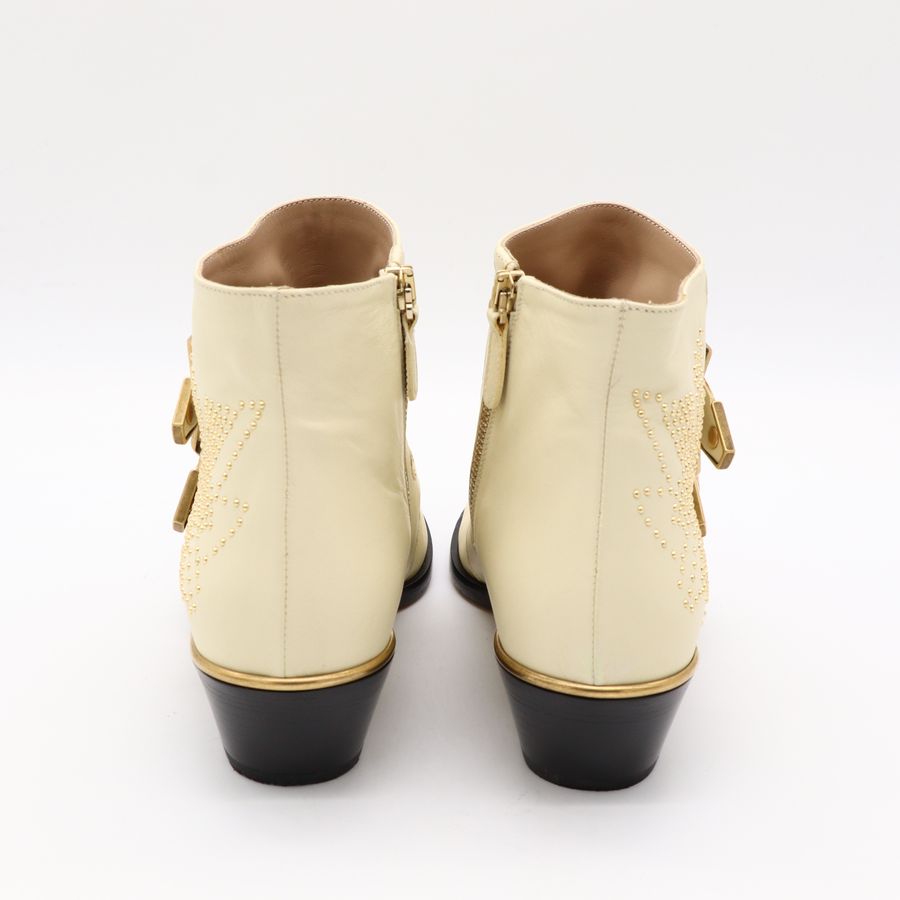 Chloé 蔻依 經典 Susanna 三皮帶金釦金色鉚釘 小牛皮 白色粗跟短靴-6