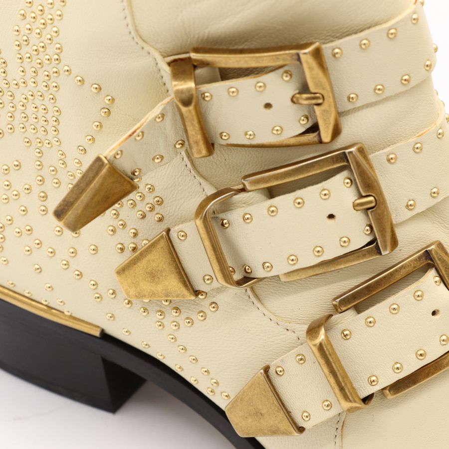 Chloé 蔻依 經典 Susanna 三皮帶金釦金色鉚釘 小牛皮 白色粗跟短靴-13