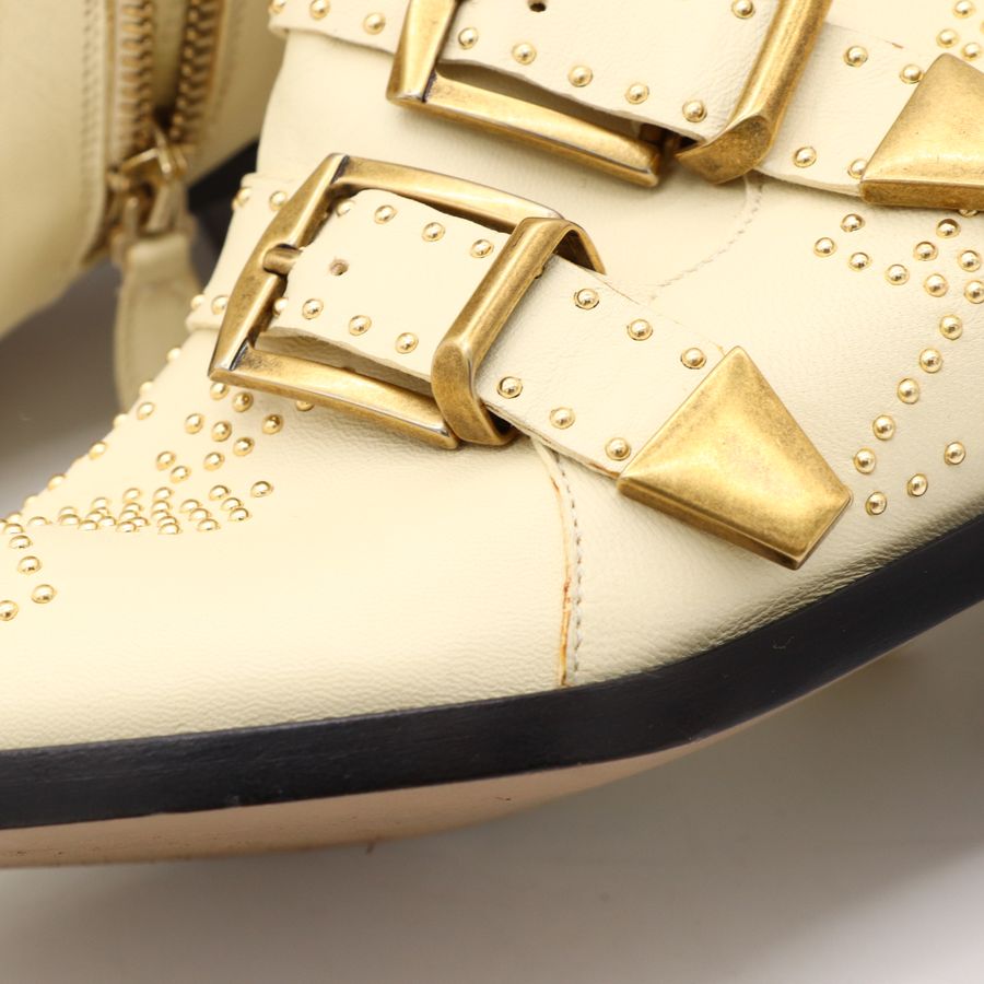 Chloé 蔻依 經典 Susanna 三皮帶金釦金色鉚釘 小牛皮 白色粗跟短靴-16