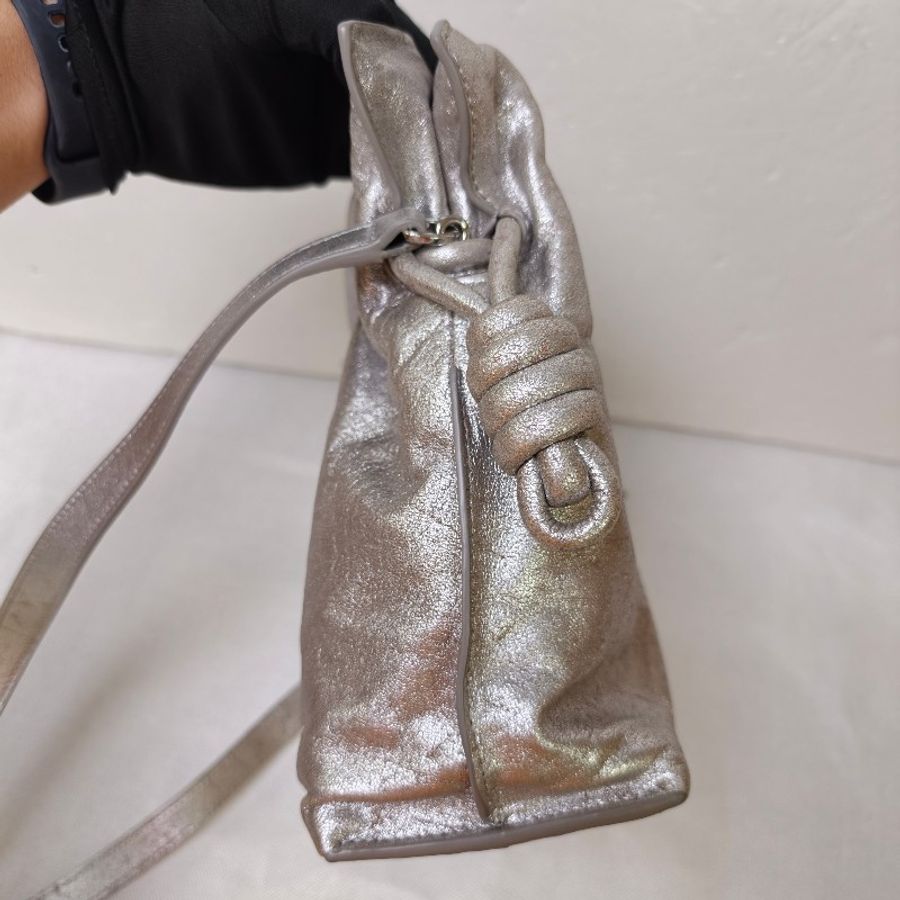 【全新】㊣✨ LOEWE ✨羅威 (附防塵袋)Flamenco Clutch Bag仿舊 銀色 金屬感 小羊皮 束口 福袋包 肩背包 斜背包/二手包/二手精品🌳二手樹屋🌳-4