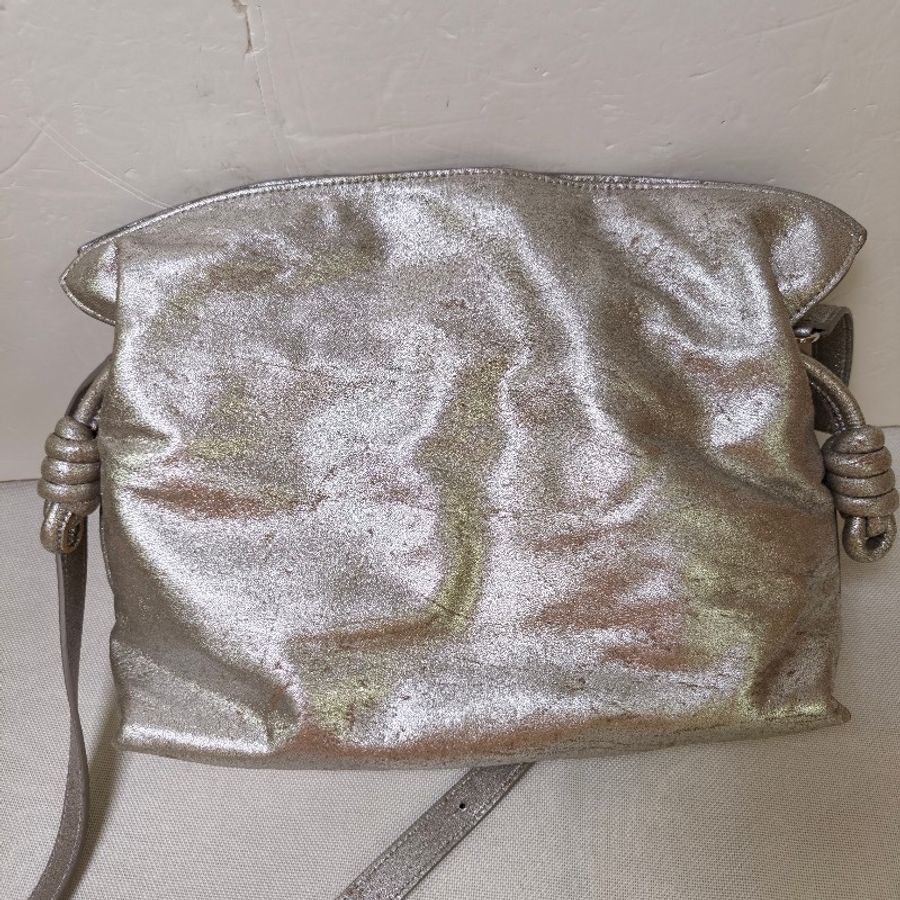 【全新】㊣✨ LOEWE ✨羅威 (附防塵袋)Flamenco Clutch Bag仿舊 銀色 金屬感 小羊皮 束口 福袋包 肩背包 斜背包/二手包/二手精品🌳二手樹屋🌳-5