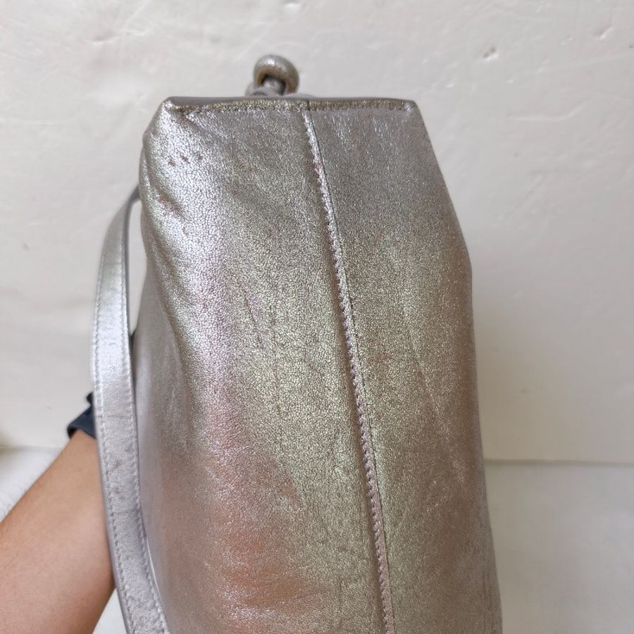 【全新】㊣✨ LOEWE ✨羅威 (附防塵袋)Flamenco Clutch Bag仿舊 銀色 金屬感 小羊皮 束口 福袋包 肩背包 斜背包/二手包/二手精品🌳二手樹屋🌳-11
