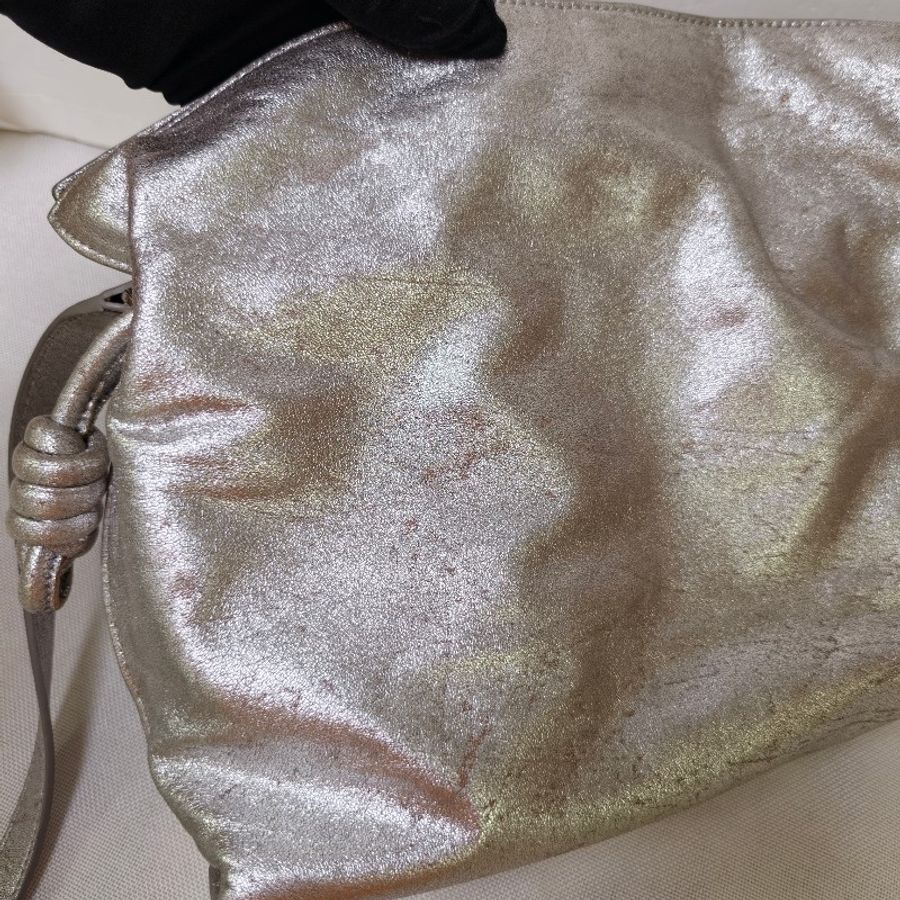 【全新】㊣✨ LOEWE ✨羅威 (附防塵袋)Flamenco Clutch Bag仿舊 銀色 金屬感 小羊皮 束口 福袋包 肩背包 斜背包/二手包/二手精品🌳二手樹屋🌳-17