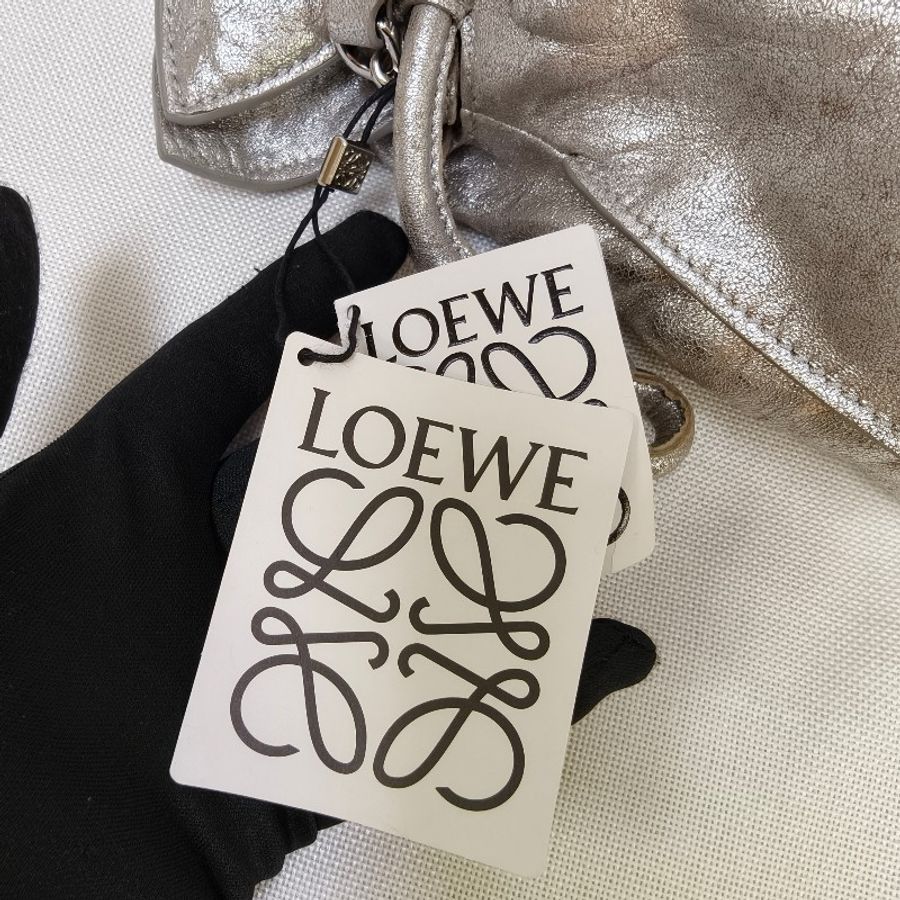 【全新】㊣✨ LOEWE ✨羅威 (附防塵袋)Flamenco Clutch Bag仿舊 銀色 金屬感 小羊皮 束口 福袋包 肩背包 斜背包/二手包/二手精品🌳二手樹屋🌳-31