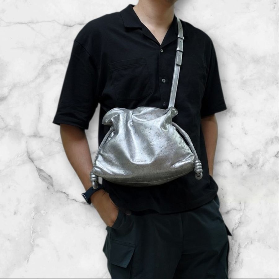 【全新】㊣✨ LOEWE ✨羅威 (附防塵袋)Flamenco Clutch Bag仿舊 銀色 金屬感 小羊皮 束口 福袋包 肩背包 斜背包/二手包/二手精品🌳二手樹屋🌳-34