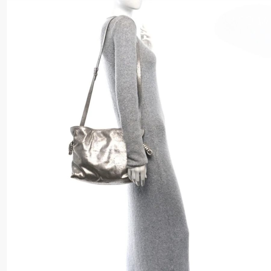 【全新】㊣✨ LOEWE ✨羅威 (附防塵袋)Flamenco Clutch Bag仿舊 銀色 金屬感 小羊皮 束口 福袋包 肩背包 斜背包/二手包/二手精品🌳二手樹屋🌳-35