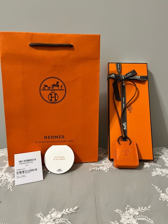 HERMÈS 愛馬仕《全新全配》Sac Orange 小橘購物袋吊飾|經典橘色|台灣專櫃購入-0