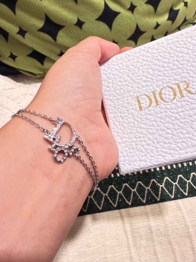 Dior CD Icon 系列手鍊,採用銀色金屬搭配滿鑽 CD Logo-0