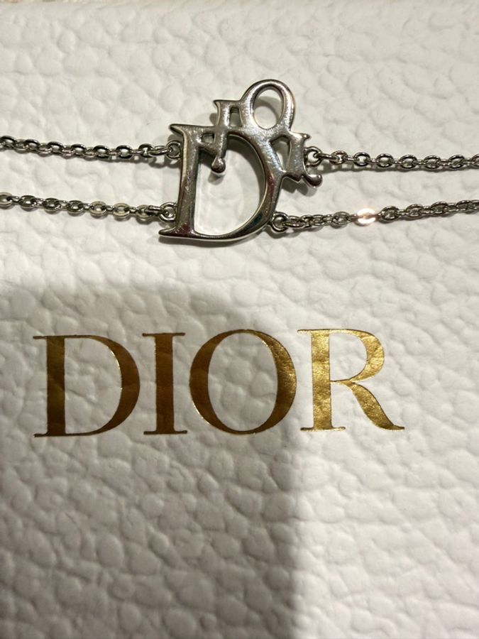 Dior CD Icon 系列手鍊,採用銀色金屬搭配滿鑽 CD Logo-6