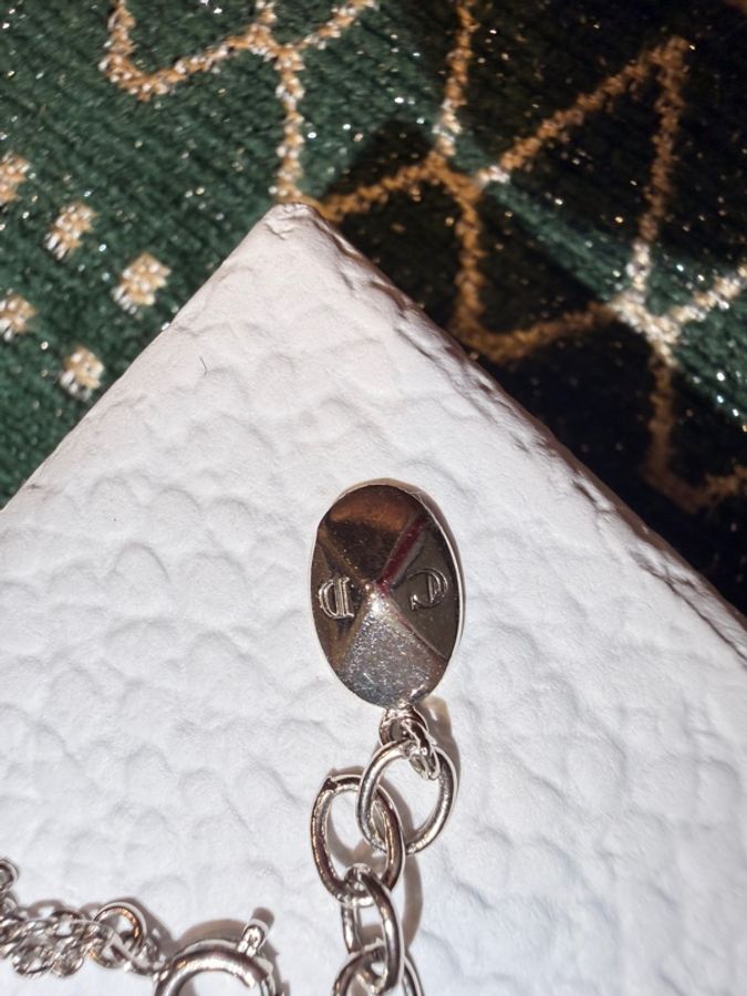 Dior CD Icon 系列手鍊,採用銀色金屬搭配滿鑽 CD Logo-8