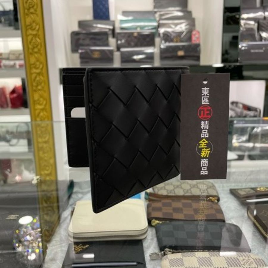 東區正精品㊣ BOTTEGA VENETA BV 743211 全新黑色全皮大格編織8卡短夾 RZ6547-4