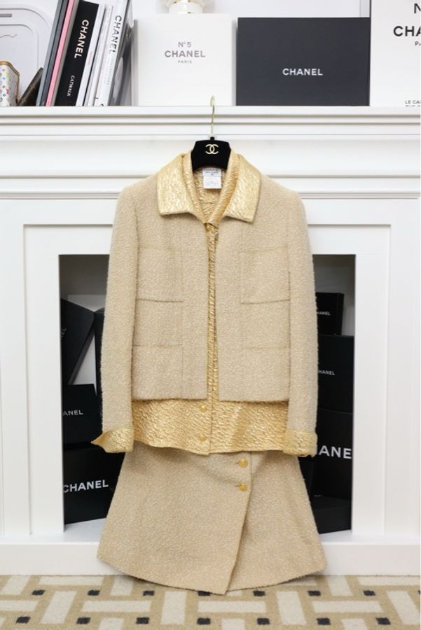 Chanel 96年秀款米黄色四口袋西阵织翻领外套半裙马甲三件套套装-0