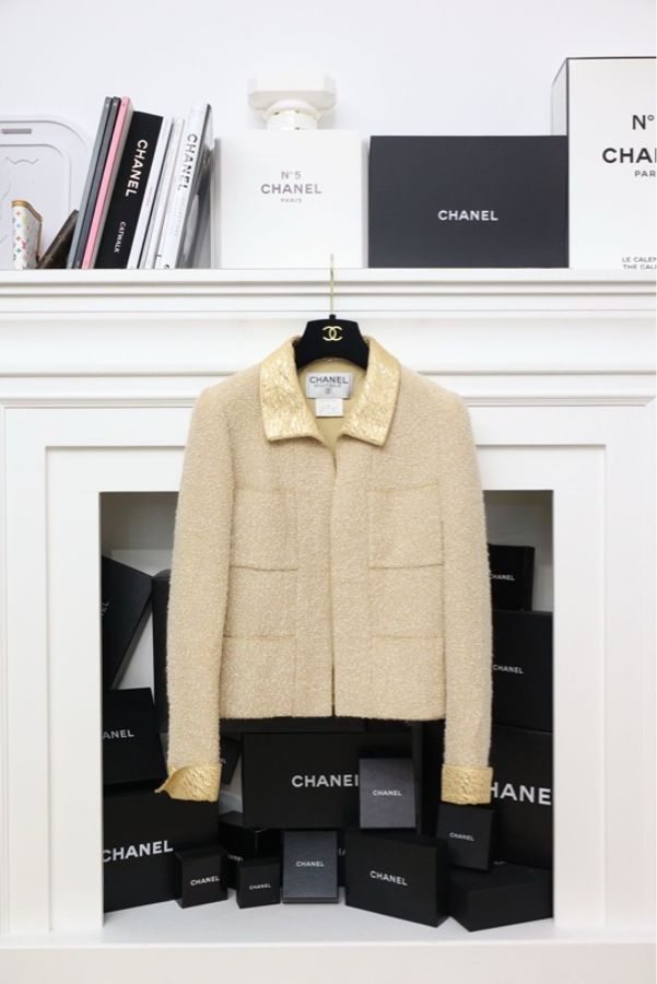 Chanel 96年秀款米黄色四口袋西阵织翻领外套半裙马甲三件套套装-3