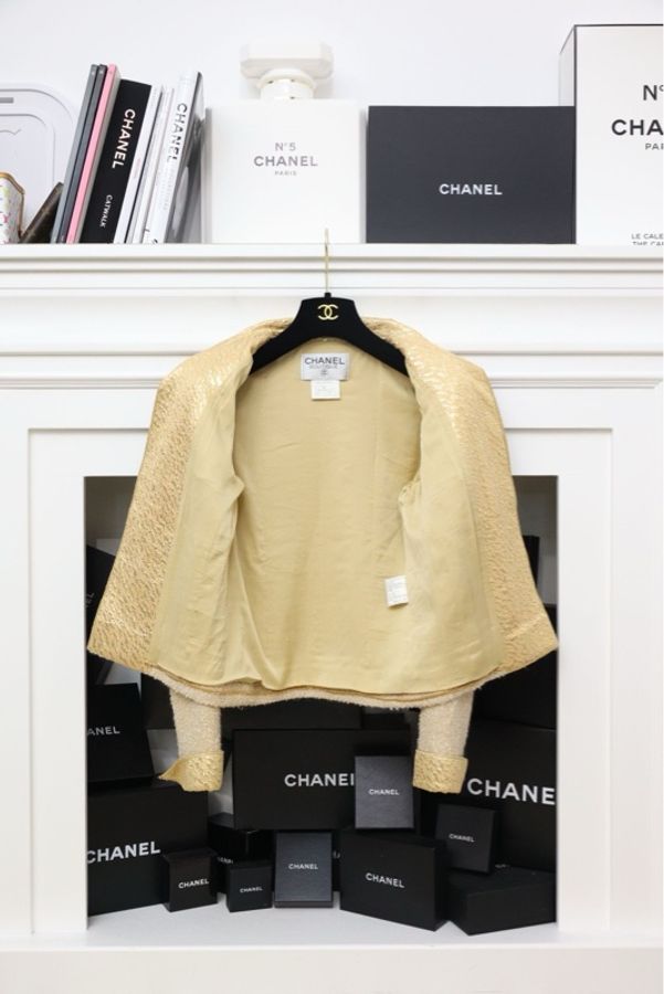 Chanel 96年秀款米黄色四口袋西阵织翻领外套半裙马甲三件套套装-8