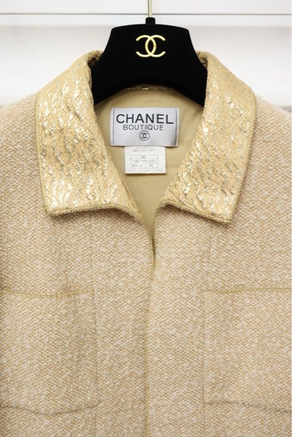 Chanel 96年秀款米黄色四口袋西阵织翻领外套半裙马甲三件套套装-20