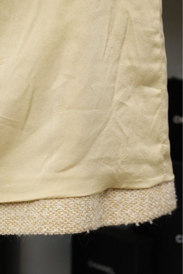 Chanel 96年秀款米黄色四口袋西阵织翻领外套半裙马甲三件套套装-34
