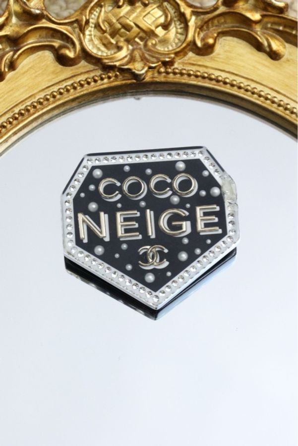 Chanel 18年coco neige黑色亚克力徽章胸针-0