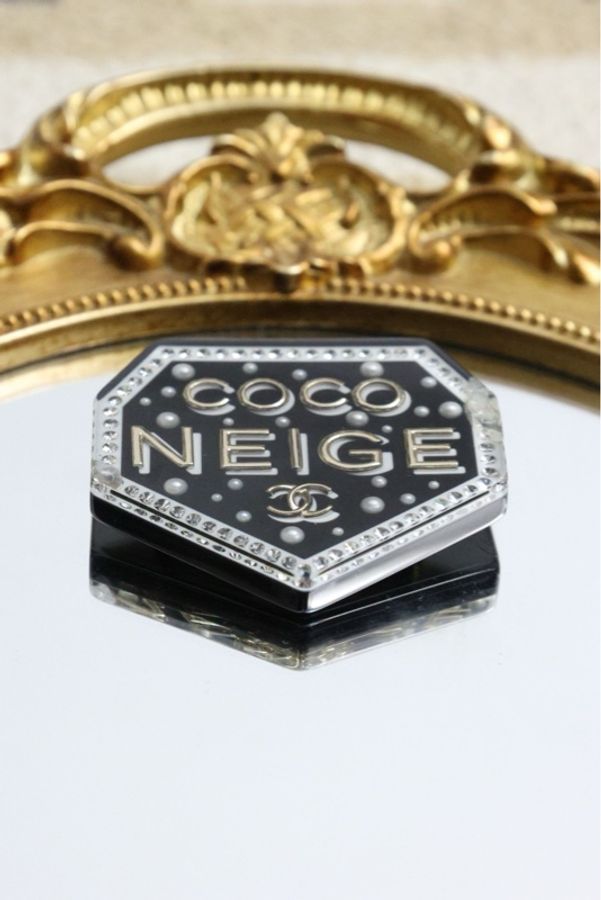 Chanel 18年coco neige黑色亚克力徽章胸针-1