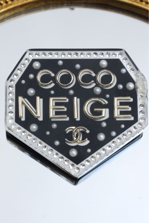 Chanel 18年coco neige黑色亚克力徽章胸针-6