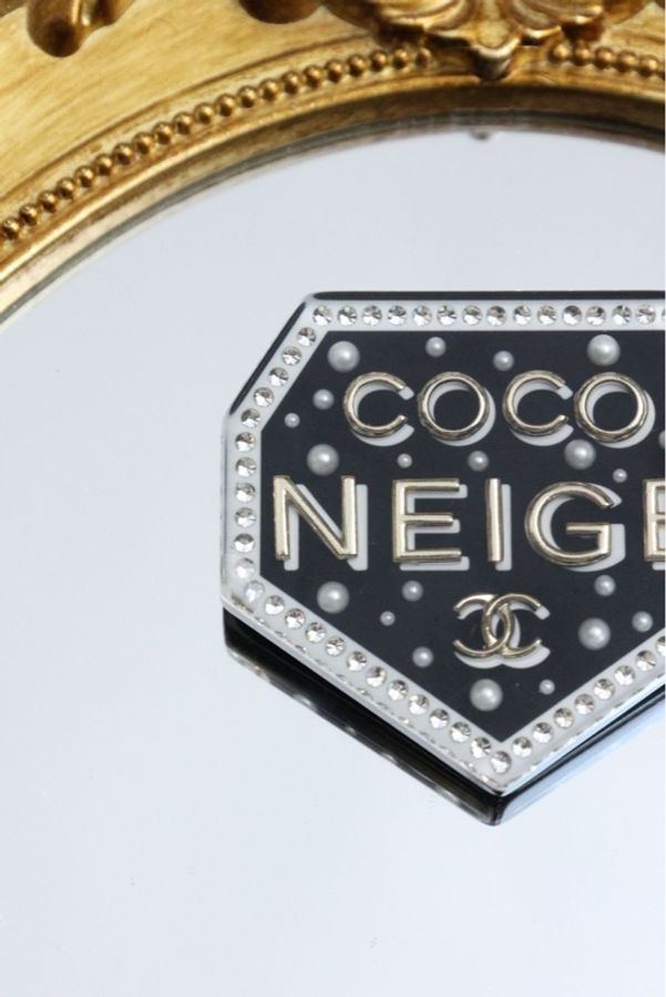 Chanel 18年coco neige黑色亚克力徽章胸针-7