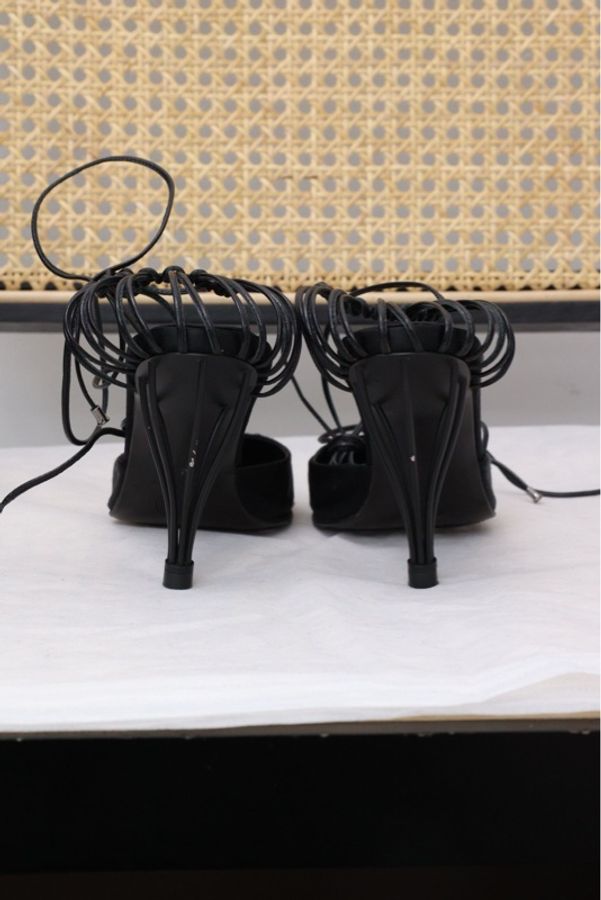 Chanel 02年鸟笼黑色皮革缎面拼接流苏设计高跟凉鞋-3