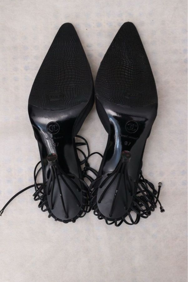 Chanel 02年鸟笼黑色皮革缎面拼接流苏设计高跟凉鞋-6