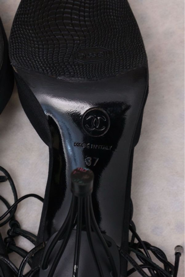 Chanel 02年鸟笼黑色皮革缎面拼接流苏设计高跟凉鞋-7