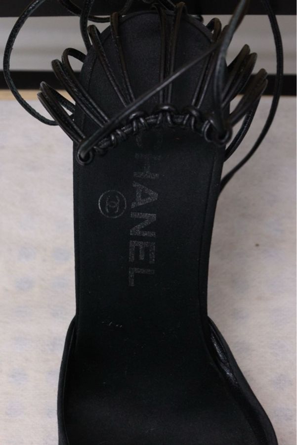 Chanel 02年鸟笼黑色皮革缎面拼接流苏设计高跟凉鞋-8