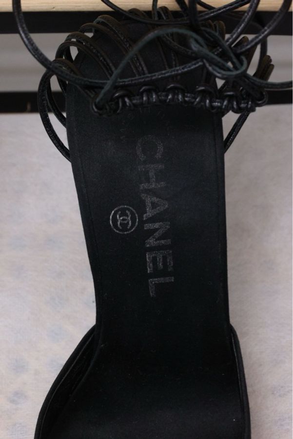 Chanel 02年鸟笼黑色皮革缎面拼接流苏设计高跟凉鞋-10