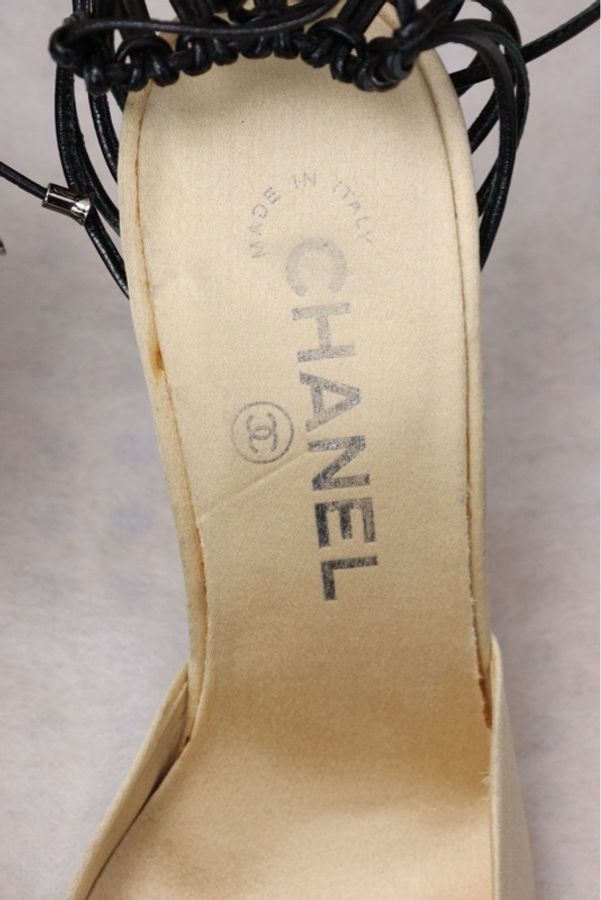 Chanel 02年鸟笼米色皮革拼接缎面流苏设计高跟凉鞋-8
