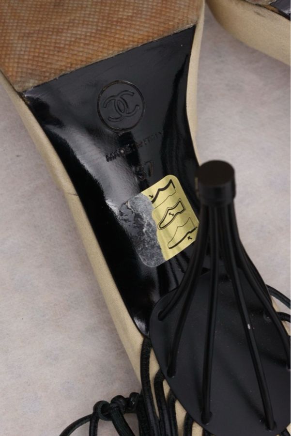 Chanel 02年鸟笼米色皮革拼接缎面流苏设计高跟凉鞋-10