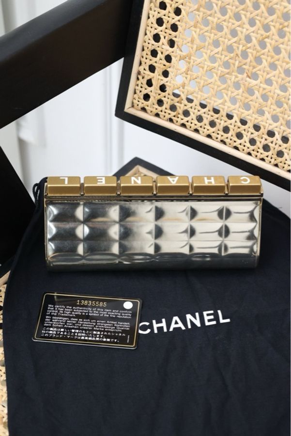 Chanel13开太空银冰格键盘手拿包-1