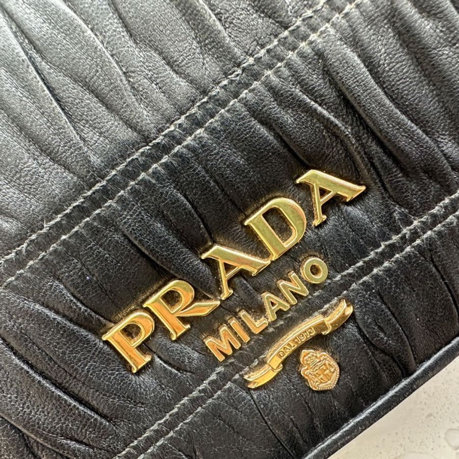 98新🖤🌙#prada #黑色褶皺 #翻蓋斜挎包-1