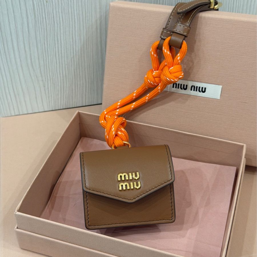 #全新全配🈶台灣購證 Miumiu焦糖棕信封耳機包包掛-3